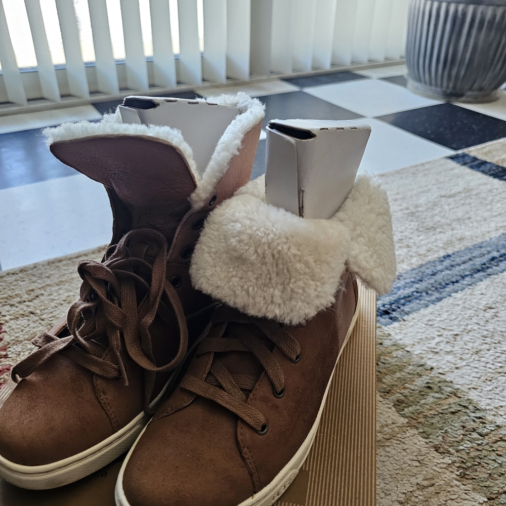 UGG ！Two different styles to wear.Brown Shearling-Lined Women's Sneakers